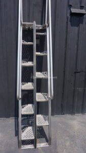 STAINLESS STEEL SAFTY LADDER WITH HAND RAIL